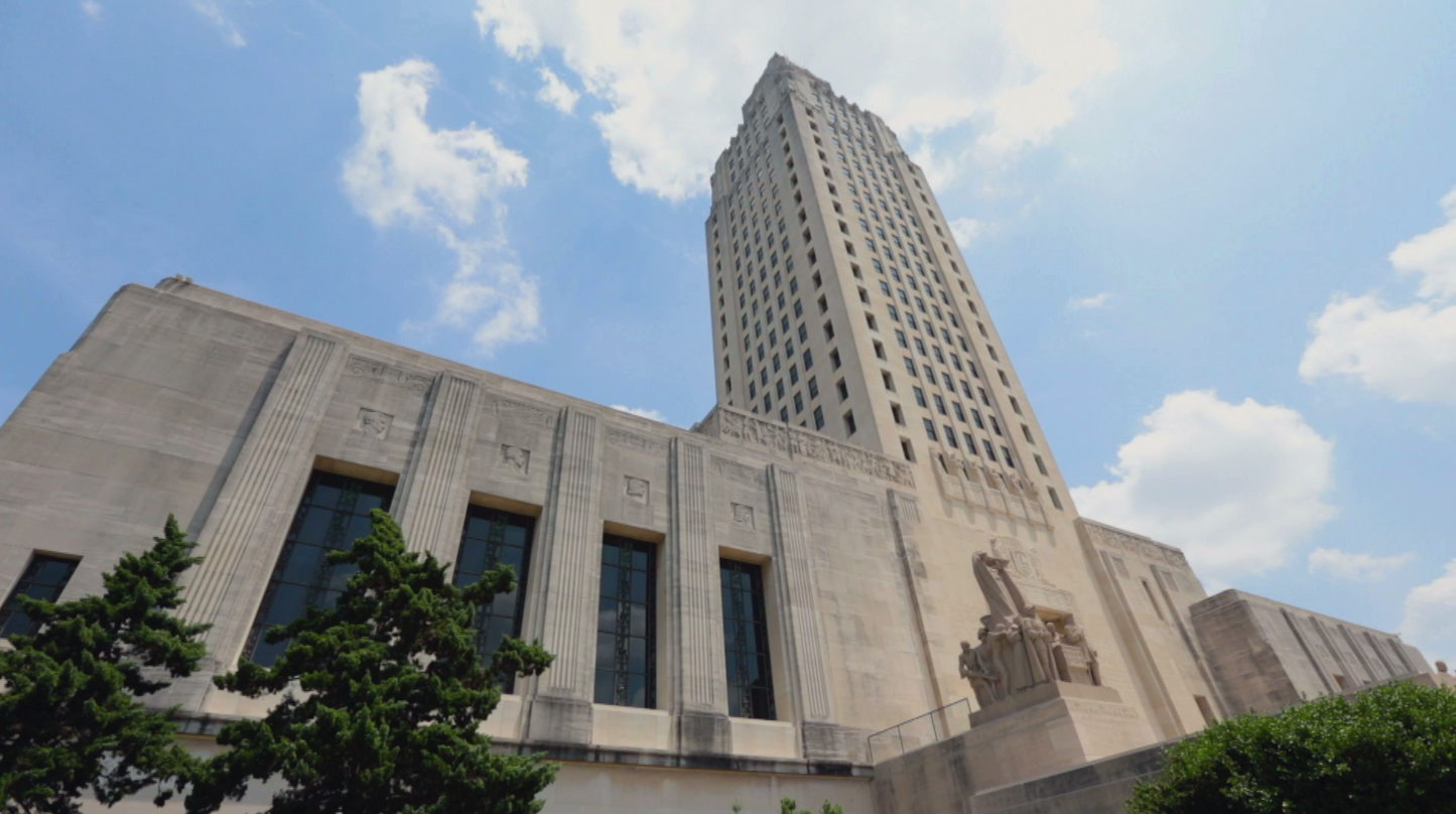 0003 Louisiana state capitol time lapse low angle