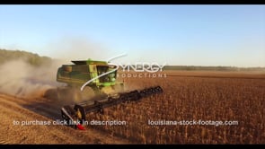 0627 American farmer harvesting soybeans