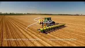 0683 planting corn soybean cotton on American farm