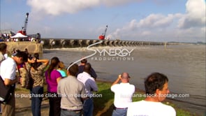 1354 crowd watching Bonnet Carre spillway opened
